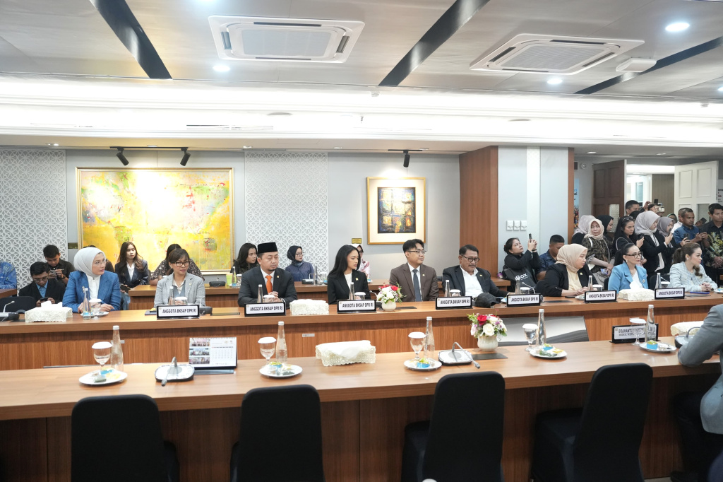 Wakil Ketua DPR Koordinator Politik dan Keamanan (Koorpolkam) Prof Sufmi Dasco Ahmad resmi melantik Syahrul Aldi menjadi Ketua BKSAP menggantikan Mardani Ali Sera (Ashar/SinPo.id)