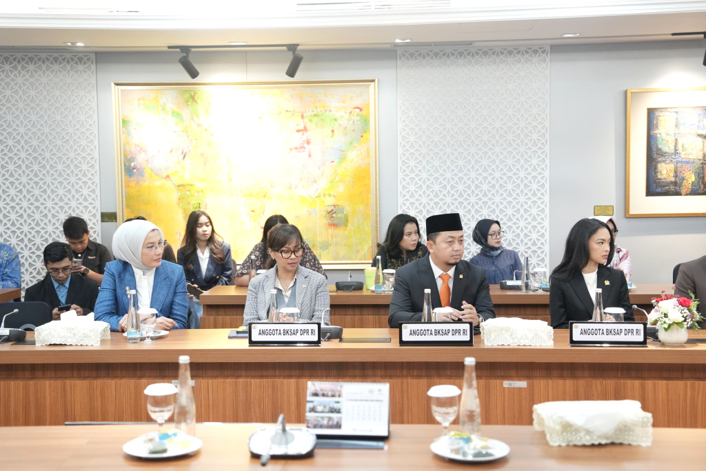 Wakil Ketua DPR Koordinator Politik dan Keamanan (Koorpolkam) Prof Sufmi Dasco Ahmad resmi melantik Syahrul Aldi menjadi Ketua BKSAP menggantikan Mardani Ali Sera (Ashar/SinPo.id)