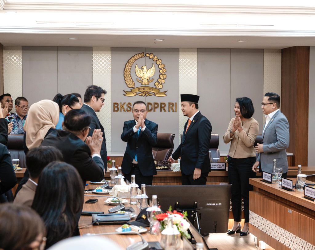 Wakil Ketua DPR Koordinator Politik dan Keamanan (Koorpolkam) Prof Sufmi Dasco Ahmad resmi melantik Syahrul Aldi menjadi Ketua BKSAP menggantikan Mardani Ali Sera (Ashar/SinPo.id)