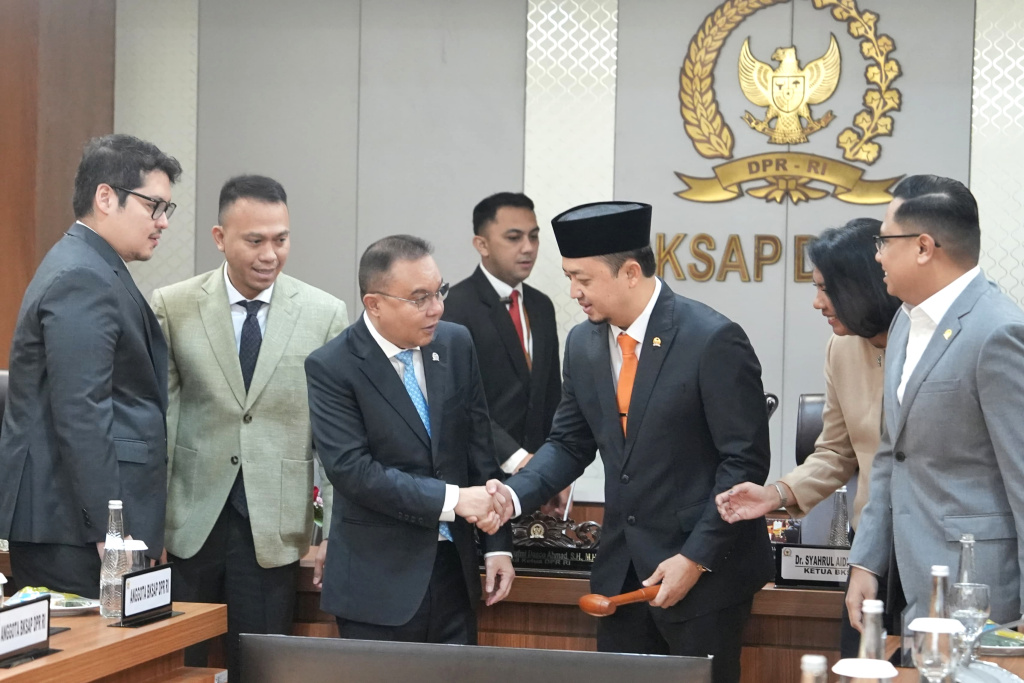 Wakil Ketua DPR Koordinator Politik dan Keamanan (Koorpolkam) Prof Sufmi Dasco Ahmad resmi melantik Syahrul Aldi menjadi Ketua BKSAP menggantikan Mardani Ali Sera (Ashar/SinPo.id)