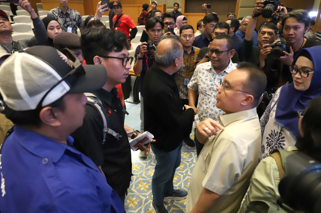 Wakil Ketua DPR Prof Sufmi Dasco Ahmad menerima audiensi perwakilan dari Aliansi Gerakan Buruh Bersama Rakyat (GEBRAK) dan KASBI (Ashar/SinPo.id)