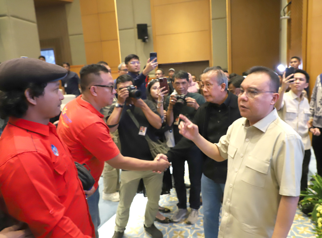 Wakil Ketua DPR Prof Sufmi Dasco Ahmad menerima audiensi perwakilan dari Aliansi Gerakan Buruh Bersama Rakyat (GEBRAK) dan KASBI (Ashar/SinPo.id)