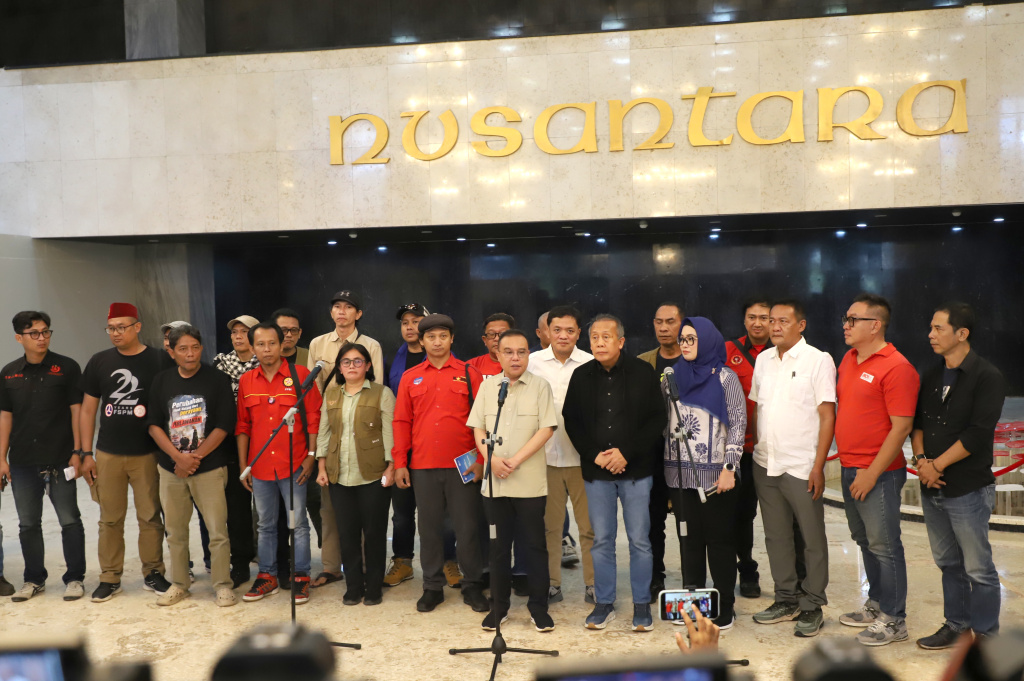 Wakil Ketua DPR Prof Sufmi Dasco Ahmad menerima audiensi perwakilan dari Aliansi Gerakan Buruh Bersama Rakyat (GEBRAK) dan KASBI (Ashar/SinPo.id)