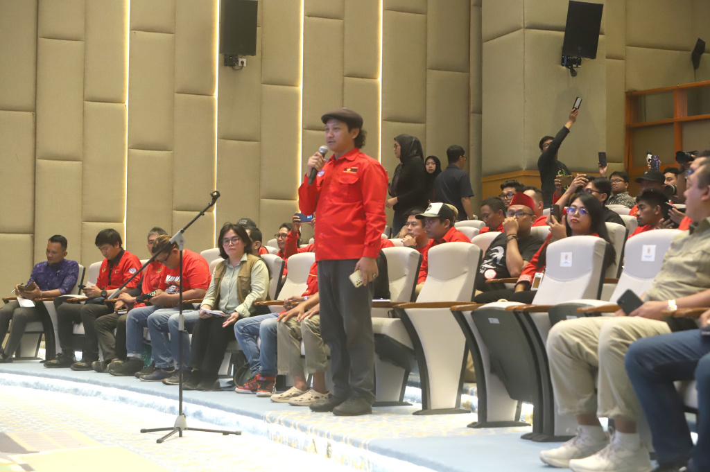 Wakil Ketua DPR Prof Sufmi Dasco Ahmad menerima audiensi perwakilan dari Aliansi Gerakan Buruh Bersama Rakyat (GEBRAK) dan KASBI (Ashar/SinPo.id)
