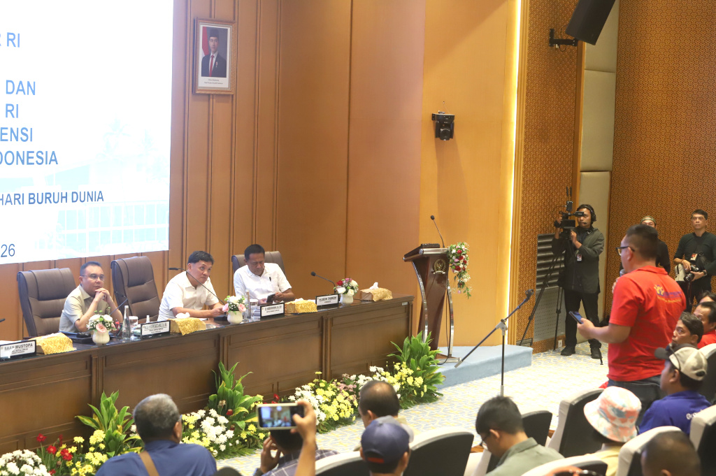Wakil Ketua DPR Prof Sufmi Dasco Ahmad menerima audiensi perwakilan dari Aliansi Gerakan Buruh Bersama Rakyat (GEBRAK) dan KASBI (Ashar/SinPo.id)
