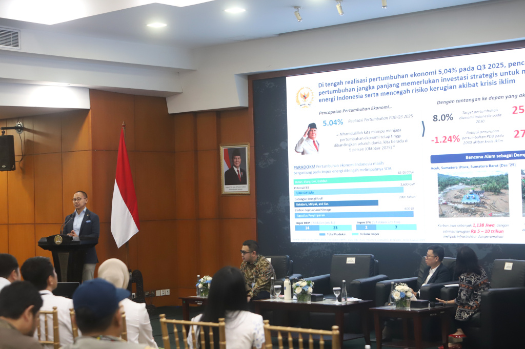 Wakil Ketua MPR RI Eddy Soeparno menghadiri Refleksi Akhir Tahun diskusi Energi Mewujudkan Kedaulatan dan Menyelamatkan Lingkungan (Ashar/SinPo.id)