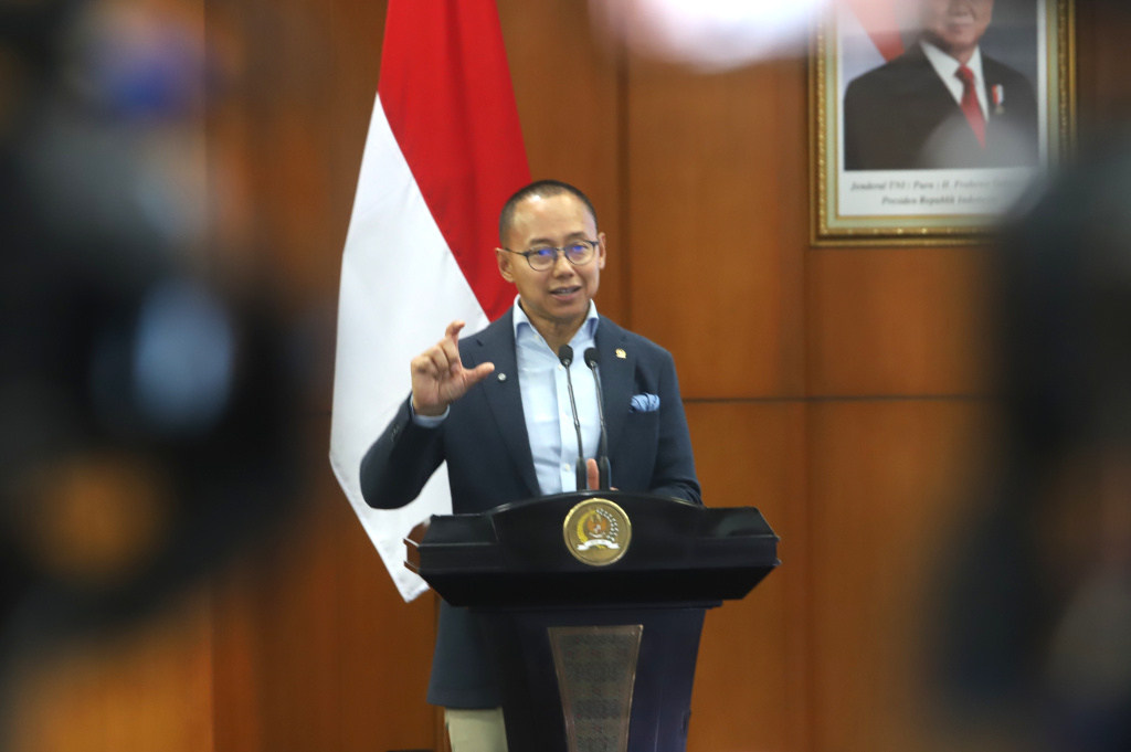Wakil Ketua MPR RI Eddy Soeparno menghadiri Refleksi Akhir Tahun diskusi Energi Mewujudkan Kedaulatan dan Menyelamatkan Lingkungan (Ashar/SinPo.id)
