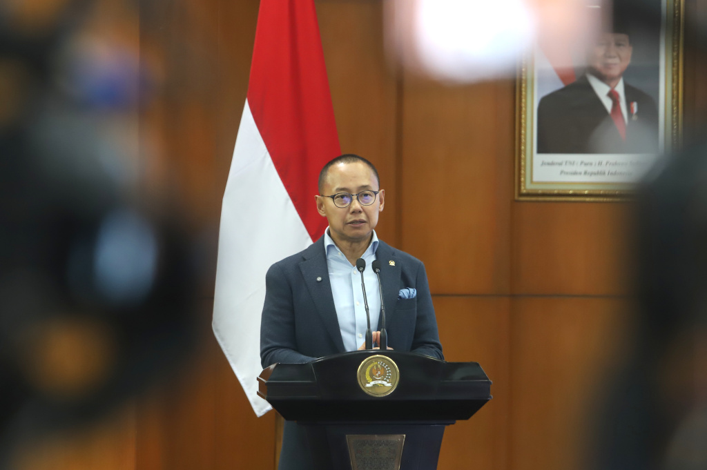 Wakil Ketua MPR RI Eddy Soeparno menghadiri Refleksi Akhir Tahun diskusi Energi Mewujudkan Kedaulatan dan Menyelamatkan Lingkungan (Ashar/SinPo.id)