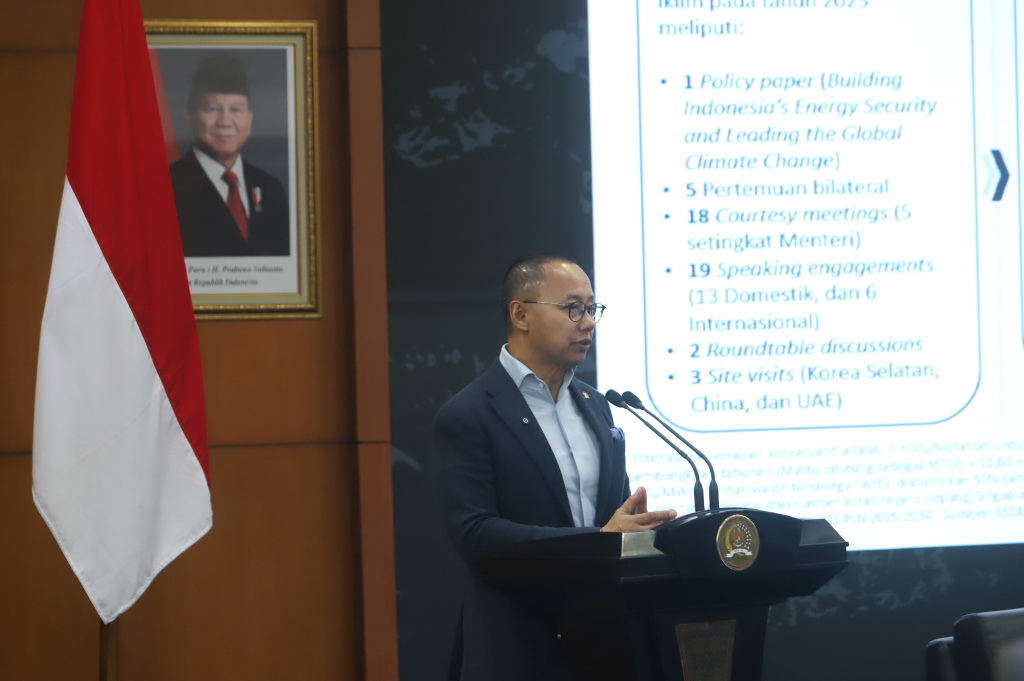 Wakil Ketua MPR RI Eddy Soeparno menghadiri Refleksi Akhir Tahun diskusi Energi Mewujudkan Kedaulatan dan Menyelamatkan Lingkungan (Ashar/SinPo.id)