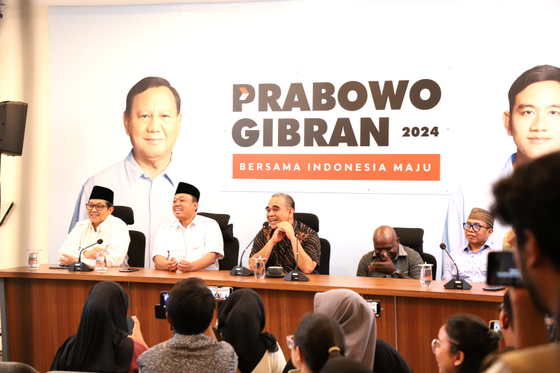 Wakil Ketua TKN Prabowo-Gibran Ahmad Muzani agar meminta lawan kubu politiknya menghormati putusan MK (Ashar/SinPo.id)