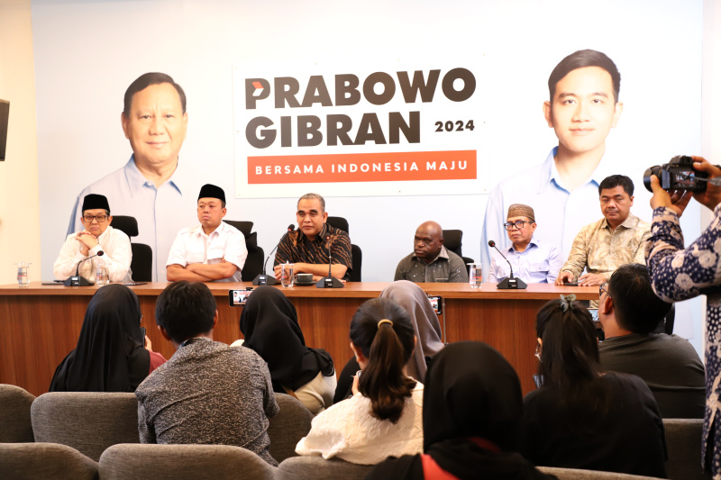 Wakil Ketua TKN Prabowo-Gibran Ahmad Muzani agar meminta lawan kubu politiknya menghormati putusan MK (Ashar/SinPo.id)