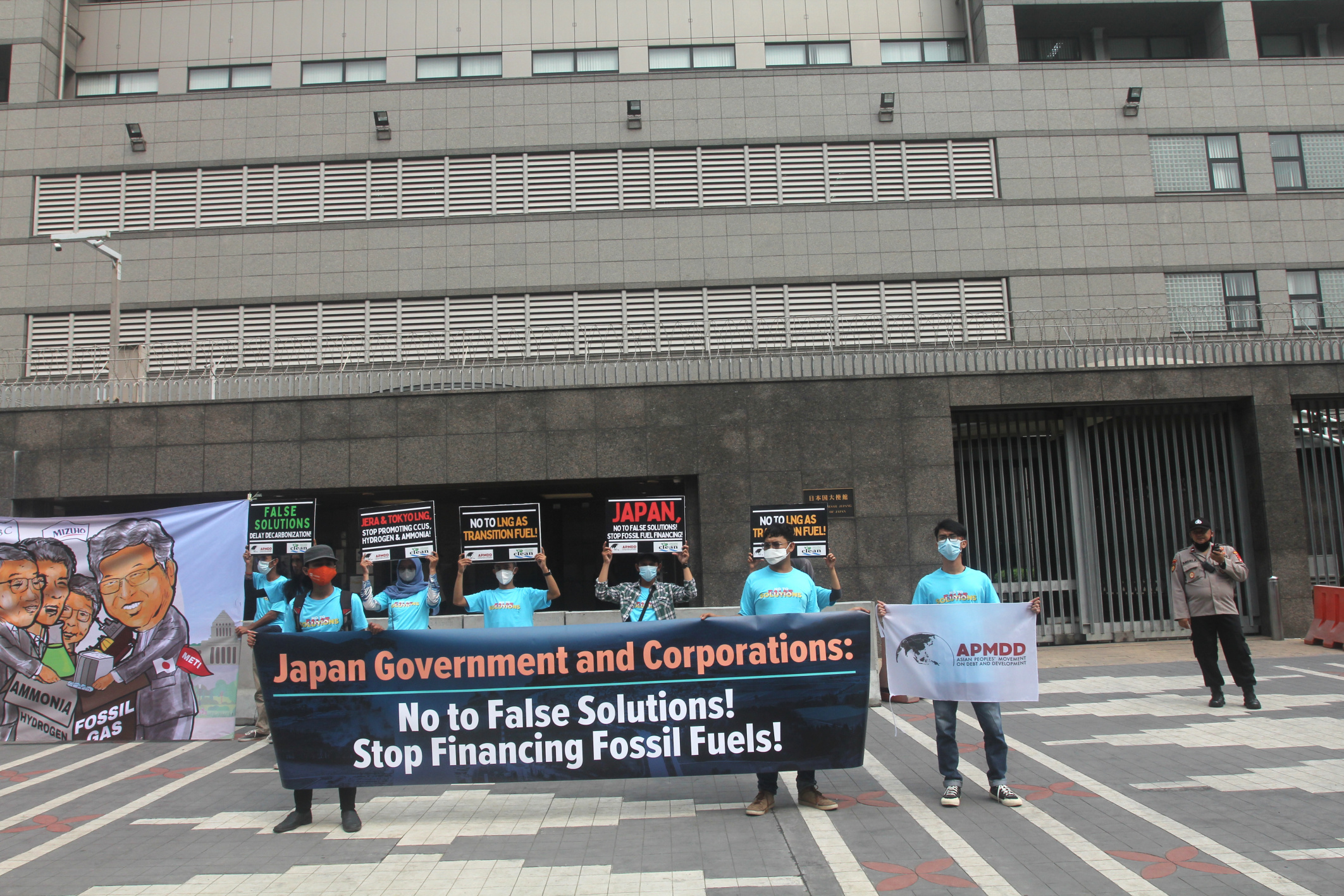 WALHI gelar aksi depan Kedutaan Jepang (Ashar/SinPo.id)