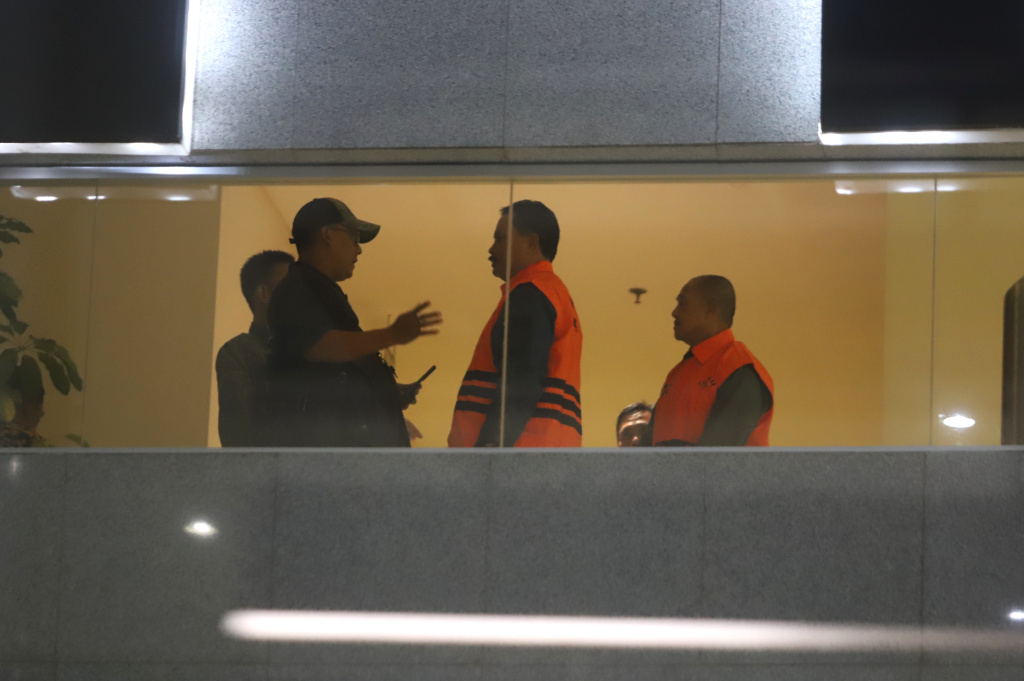 KPK resmi menetapkan tersangka Walikota Madiun Maidi terkait kasus dugaan fee proyek dan dana CSR , Gratifikasi di lingkungan Pemerintah Kota Madiun (Ashar/SinPo.id)