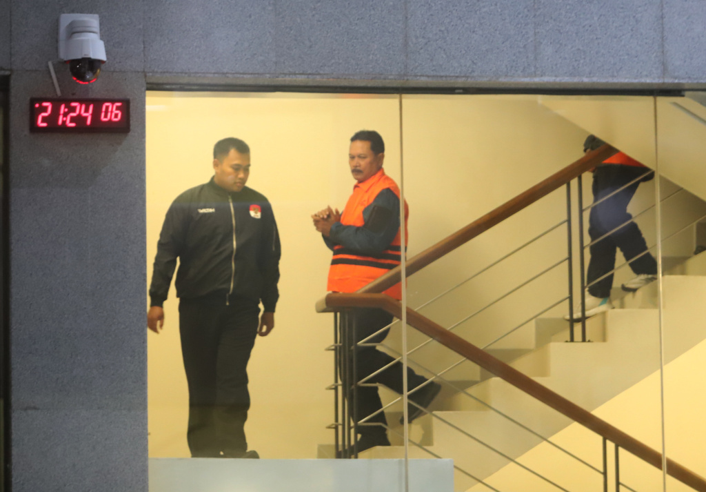 KPK resmi menetapkan tersangka Walikota Madiun Maidi terkait kasus dugaan fee proyek dan dana CSR , Gratifikasi di lingkungan Pemerintah Kota Madiun (Ashar/SinPo.id)