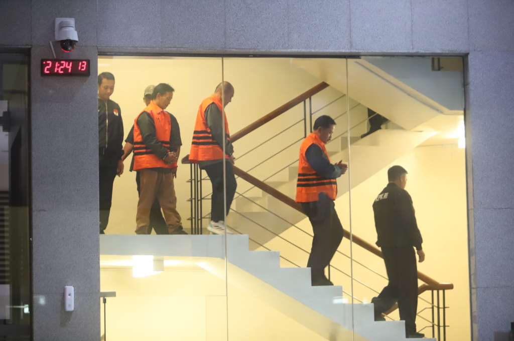 KPK resmi menetapkan tersangka Walikota Madiun Maidi terkait kasus dugaan fee proyek dan dana CSR , Gratifikasi di lingkungan Pemerintah Kota Madiun (Ashar/SinPo.id)