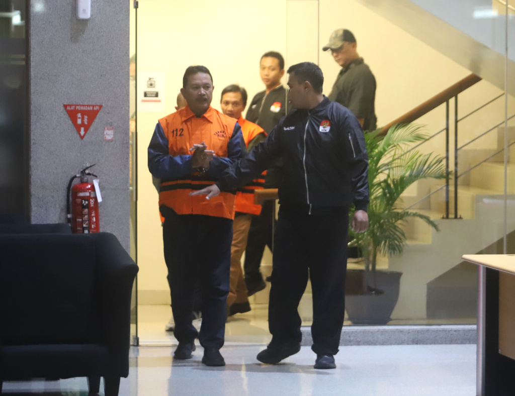 KPK resmi menetapkan tersangka Walikota Madiun Maidi terkait kasus dugaan fee proyek dan dana CSR , Gratifikasi di lingkungan Pemerintah Kota Madiun (Ashar/SinPo.id)