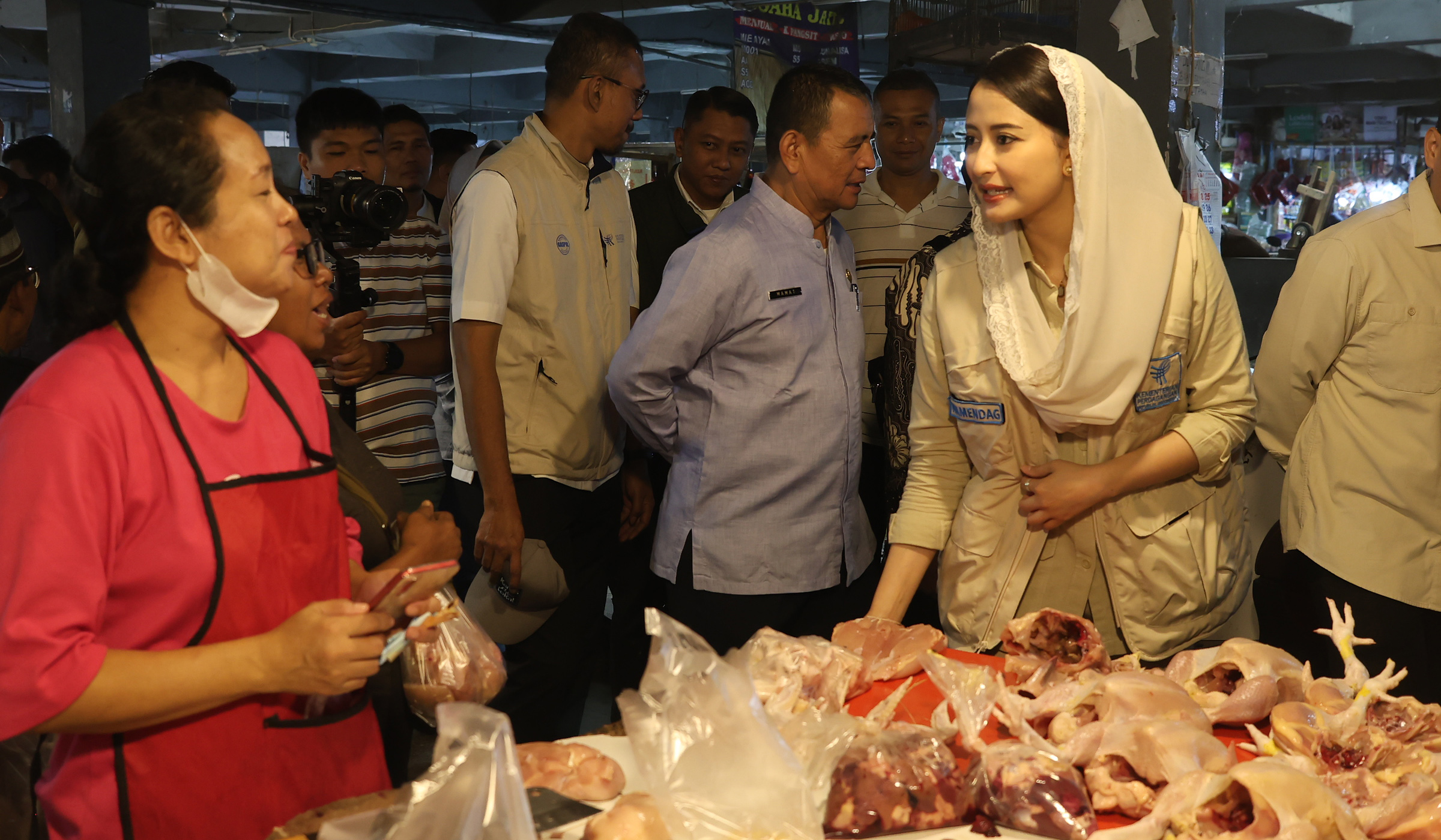 Wamendag tinjau bahan pokok. (Agus Priatna/SinPo.id)