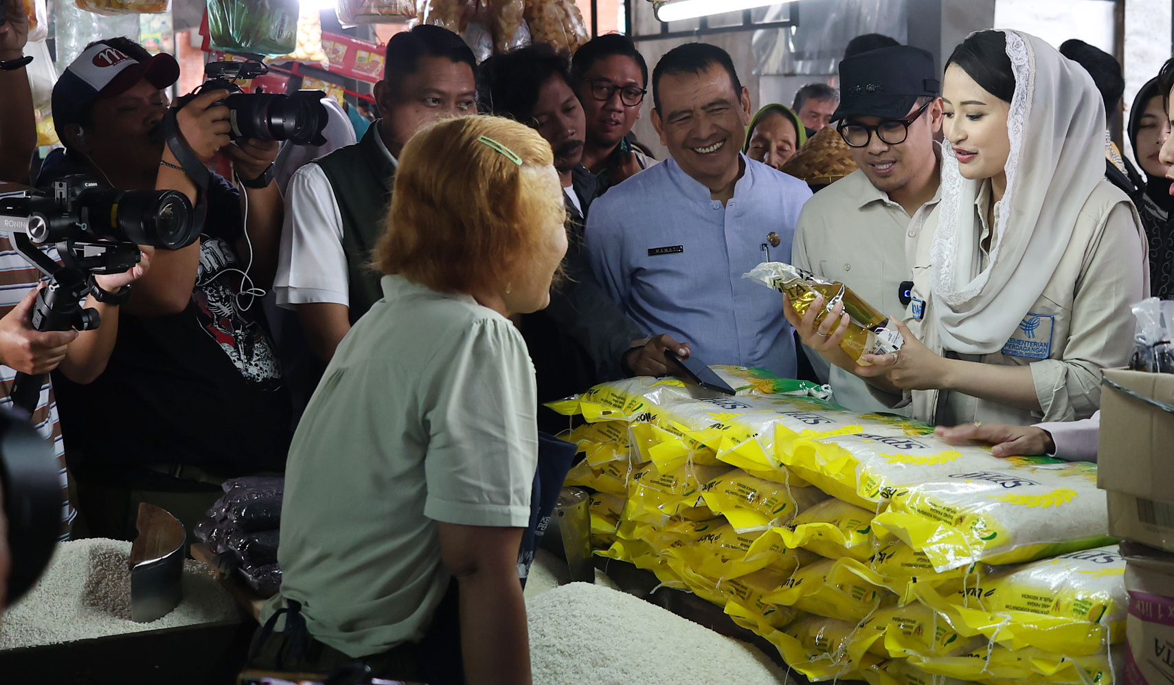 Wamendag tinjau bahan pokok. (Agus Priatna/SinPo.id)