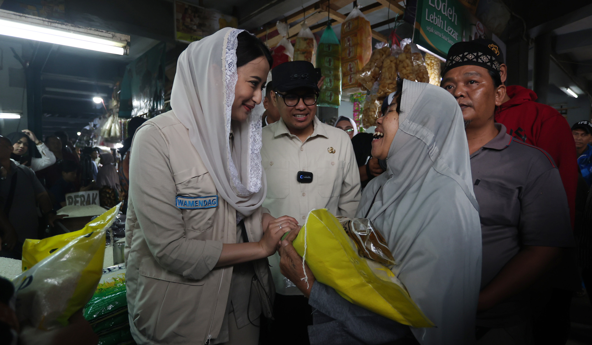 Wamendag tinjau bahan pokok. (Agus Priatna/SinPo.id)