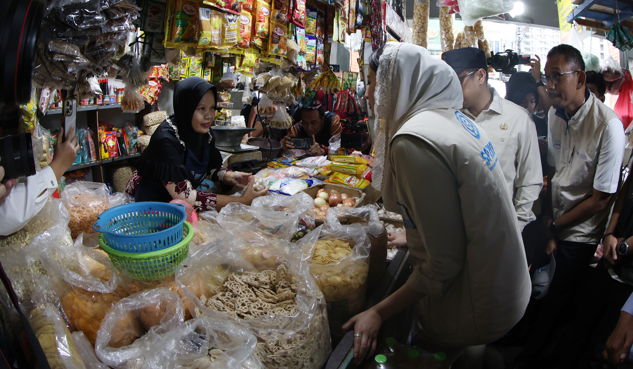 Wamendag tinjau bahan pokok. (Agus Priatna/SinPo.id)