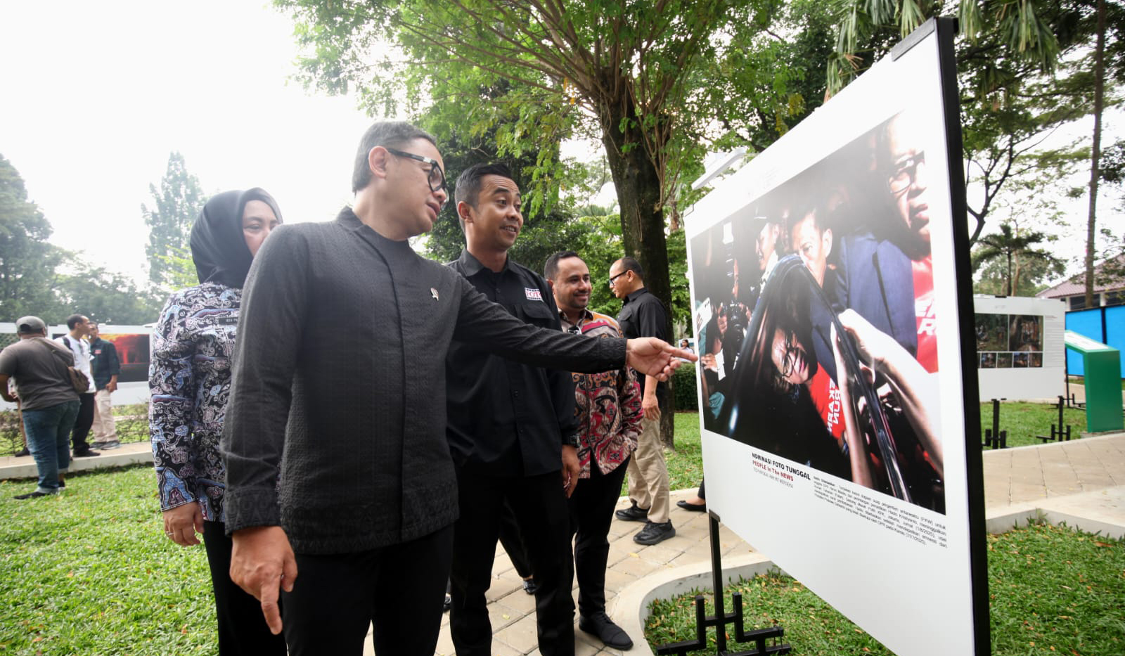 Wamendagri, Bima Arya, tinjau pameran APFI 2026. (Agus Priatna/SinPo.id)