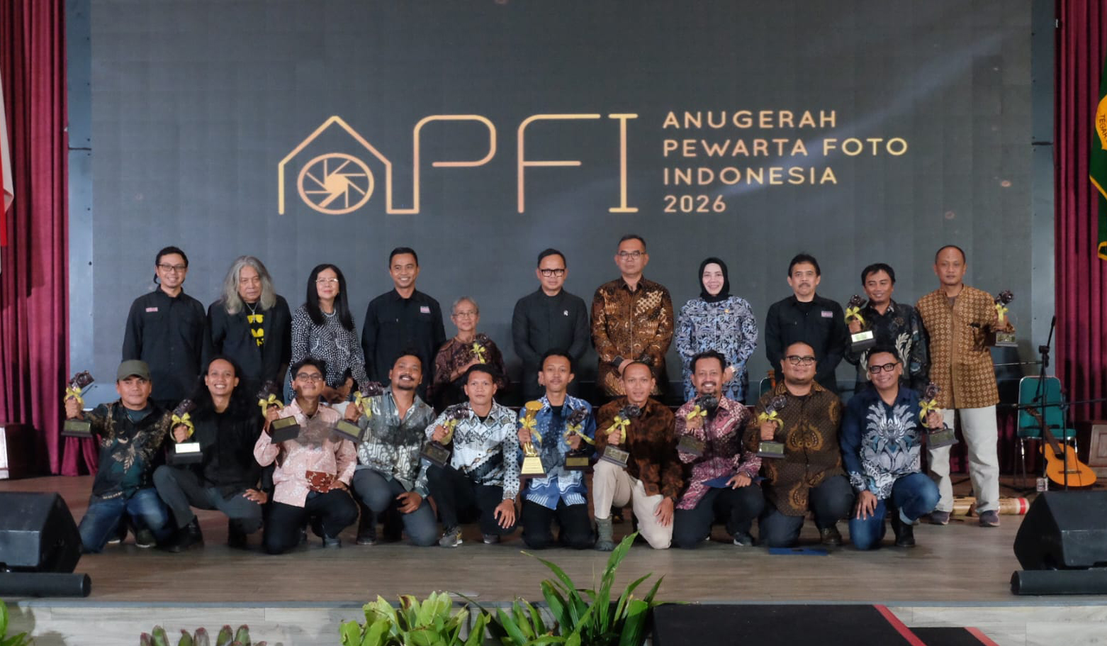 Wamendagri, Bima Arya, tinjau pameran APFI 2026. (Agus Priatna/SinPo.id)
