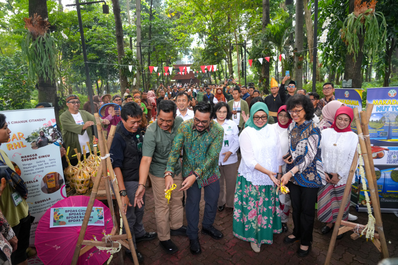 Wamenhut Sulaiman Umar Siddiq resmi membuka pameran pasar Rehabilitasi Hutan dan Lahan (RHL) didi Arboretum Ir. Lukito Daryadi, Manggala Wanabakti (Ashar/SinPo.id)