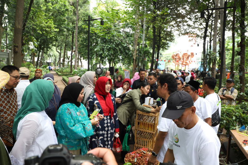 Wamenhut Sulaiman Umar Siddiq resmi membuka pameran pasar Rehabilitasi Hutan dan Lahan (RHL) didi Arboretum Ir. Lukito Daryadi, Manggala Wanabakti (Ashar/SinPo.id)
