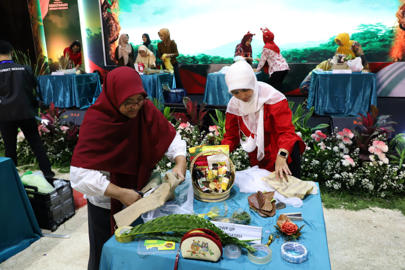 Wamenhut Sulaiman Umar Siddiq resmi membuka pameran pasar Rehabilitasi Hutan dan Lahan (RHL) didi Arboretum Ir. Lukito Daryadi, Manggala Wanabakti (Ashar/SinPo.id)
