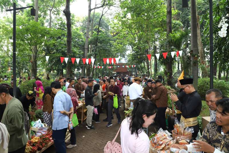 Wamenhut Sulaiman Umar Siddiq resmi membuka pameran pasar Rehabilitasi Hutan dan Lahan (RHL) didi Arboretum Ir. Lukito Daryadi, Manggala Wanabakti (Ashar/SinPo.id)