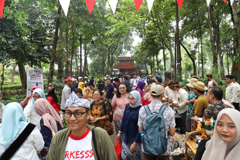 Wamenhut Sulaiman Umar Siddiq resmi membuka pameran pasar Rehabilitasi Hutan dan Lahan (RHL) didi Arboretum Ir. Lukito Daryadi, Manggala Wanabakti (Ashar/SinPo.id)