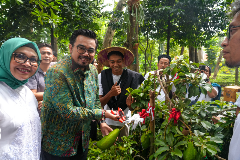 Wamenhut Sulaiman Umar Siddiq resmi membuka pameran pasar Rehabilitasi Hutan dan Lahan (RHL) didi Arboretum Ir. Lukito Daryadi, Manggala Wanabakti (Ashar/SinPo.id)