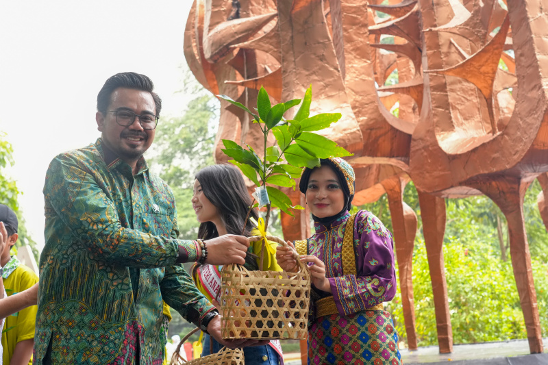 Wamenhut Sulaiman Umar Siddiq resmi membuka pameran pasar Rehabilitasi Hutan dan Lahan (RHL) didi Arboretum Ir. Lukito Daryadi, Manggala Wanabakti (Ashar/SinPo.id)