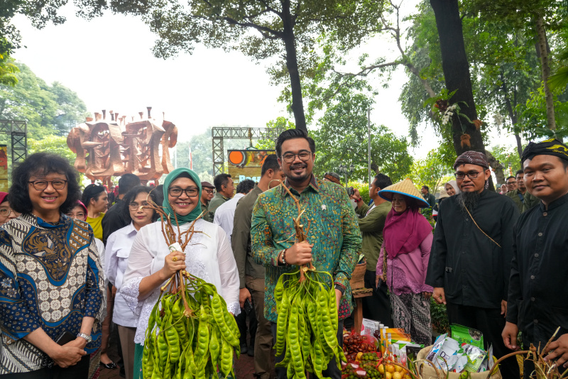 Wamenhut Sulaiman Umar Siddiq resmi membuka pameran pasar Rehabilitasi Hutan dan Lahan (RHL) didi Arboretum Ir. Lukito Daryadi, Manggala Wanabakti (Ashar/SinPo.id)