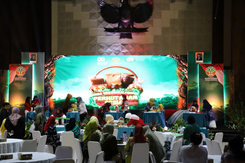 Wamenhut Sulaiman Umar Siddiq resmi membuka pameran pasar Rehabilitasi Hutan dan Lahan (RHL) didi Arboretum Ir. Lukito Daryadi, Manggala Wanabakti (Ashar/SinPo.id)