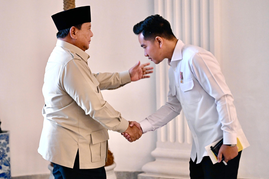 Wapres Gibran Rakabuming mendampingi Presiden Prabowo dalam penyerahan zakat kepada Badan Amil Zakat Nasional di Istana Negara (Ashar/Foto:Setwapres/SinPo.id)