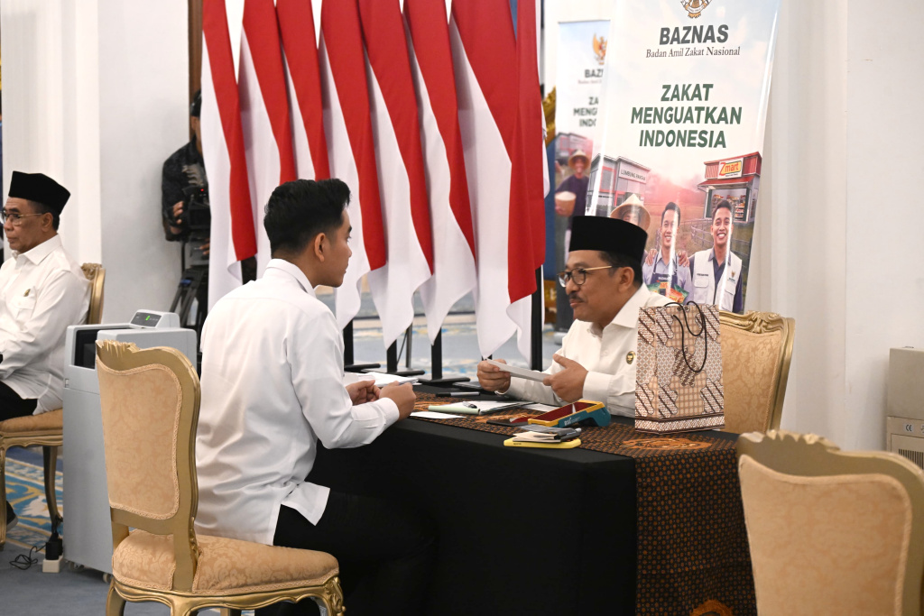 Wapres Gibran Rakabuming mendampingi Presiden Prabowo dalam penyerahan zakat kepada Badan Amil Zakat Nasional di Istana Negara (Ashar/Foto:Setwapres/SinPo.id)