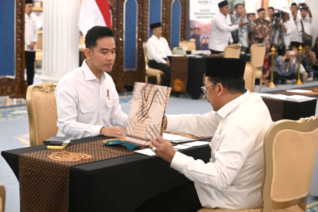 Wapres Gibran Rakabuming mendampingi Presiden Prabowo dalam penyerahan zakat kepada Badan Amil Zakat Nasional di Istana Negara (Ashar/Foto:Setwapres/SinPo.id)