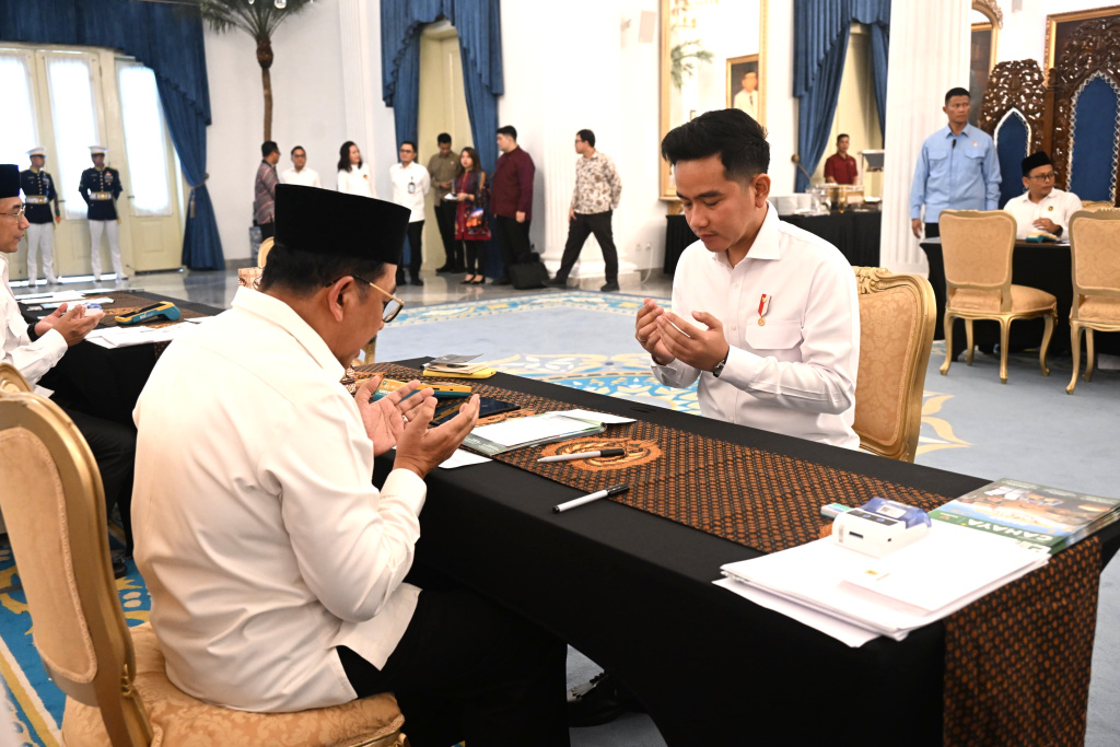 Wapres Gibran Rakabuming mendampingi Presiden Prabowo dalam penyerahan zakat kepada Badan Amil Zakat Nasional di Istana Negara (Ashar/Foto:Setwapres/SinPo.id)