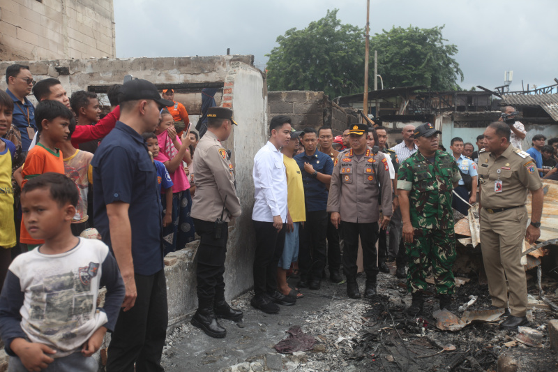 Wakil Presiden Gibran Rakabuming Raka meninjau lokasi kebakaran kemayoran gempol (Ashar/SinPo.id)