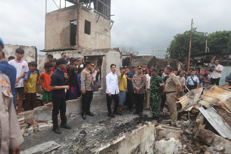 Wakil Presiden Gibran Rakabuming Raka meninjau lokasi kebakaran kemayoran gempol (Ashar/SinPo.id)