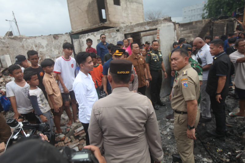 Wakil Presiden Gibran Rakabuming Raka meninjau lokasi kebakaran kemayoran gempol (Ashar/SinPo.id)