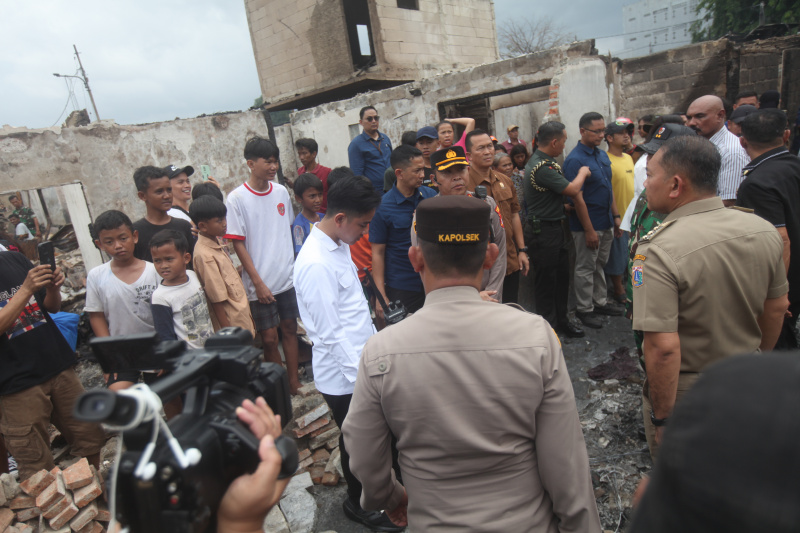 Wakil Presiden Gibran Rakabuming Raka meninjau lokasi kebakaran kemayoran gempol (Ashar/SinPo.id)