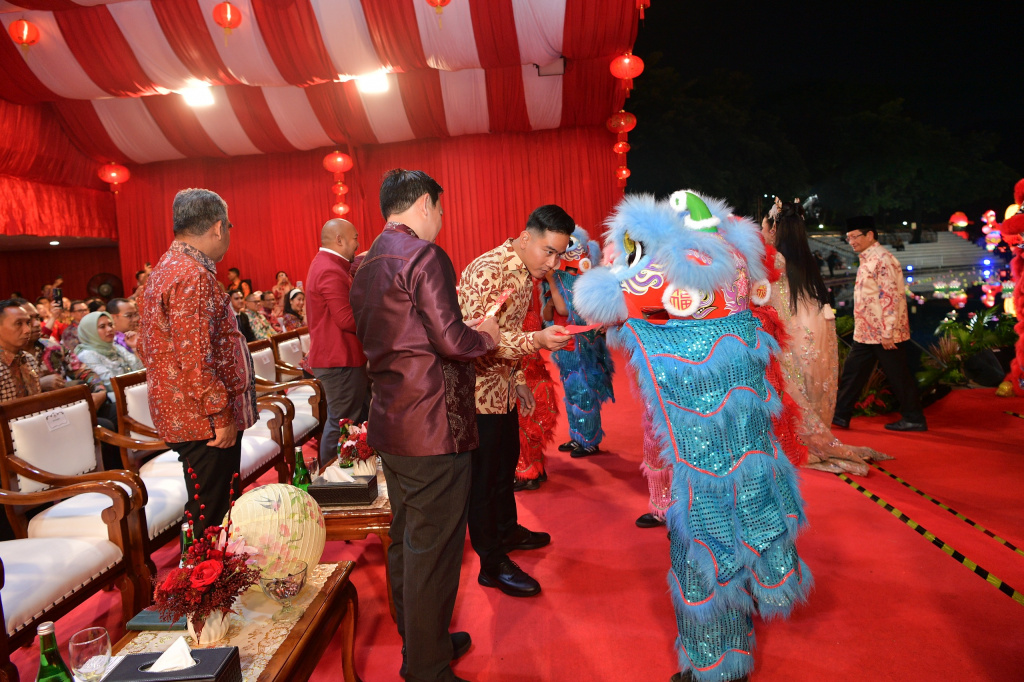 Wapres Gibran Rakabuming Raka menghadiri puncak perayaan harmoni Imlek Nusantara di lapangan banteng (Ashar/Foto: Setwapres/SinPo.id)