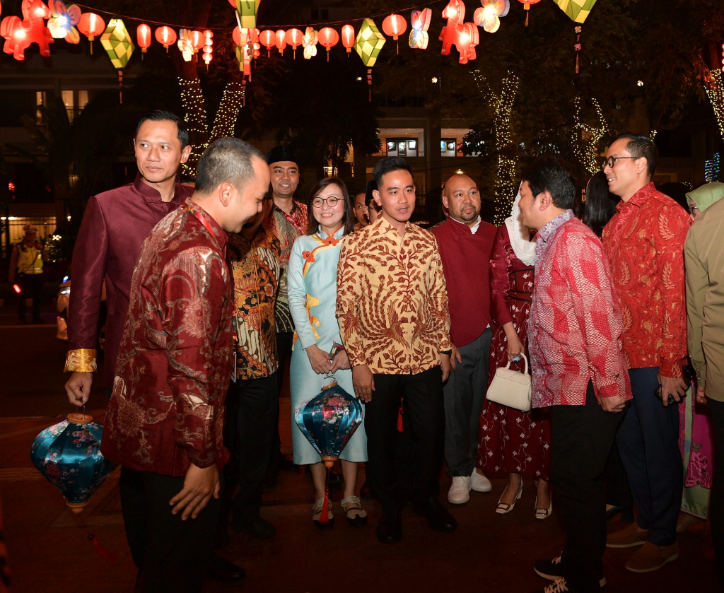 Wapres Gibran Rakabuming Raka menghadiri puncak perayaan harmoni Imlek Nusantara di lapangan banteng (Ashar/Foto: Setwapres/SinPo.id)
