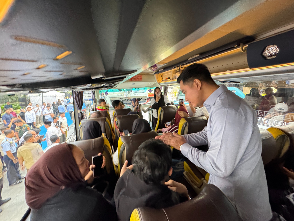 Wapres Gibran Rakabuming Raka melepas pemudik yang diselenggarakan oleh Danareksa di Gedung Danareksa (Ashar/Foto: Setwapres/SinPo.id)