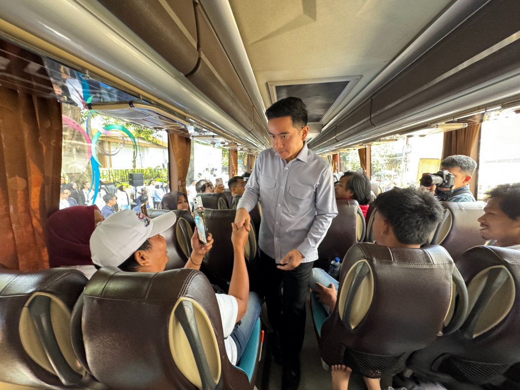 Wapres Gibran Rakabuming Raka melepas pemudik yang diselenggarakan oleh Danareksa di Gedung Danareksa (Ashar/Foto: Setwapres/SinPo.id)