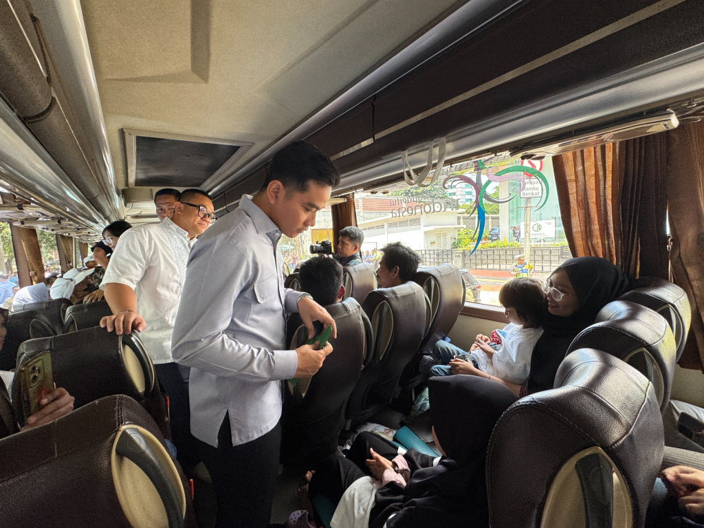 Wapres Gibran Rakabuming Raka melepas pemudik yang diselenggarakan oleh Danareksa di Gedung Danareksa (Ashar/Foto: Setwapres/SinPo.id)