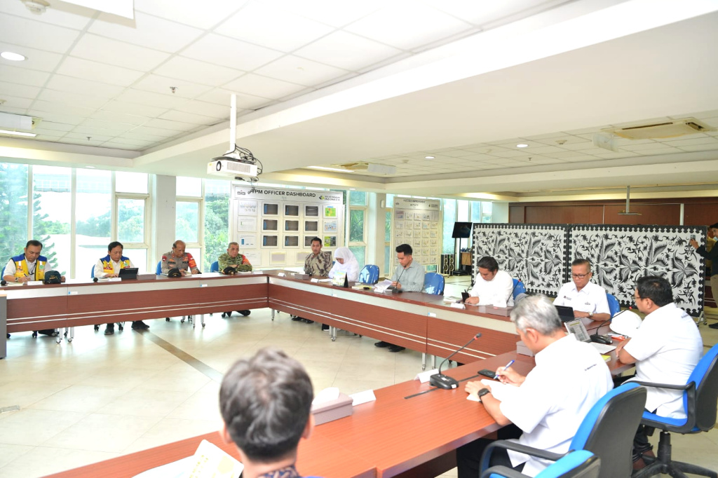 Wapres Gibran Rakabuming memimpin rapat koordinasi penanganan banjir di Tuban (Ashar/Foto: Setwapres/SinPo.id)