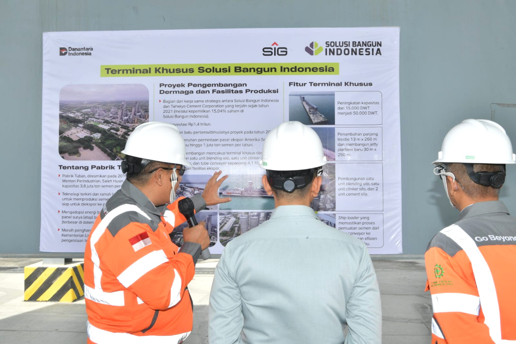 Wapres Gibran Rakabuming memimpin rapat koordinasi penanganan banjir di Tuban (Ashar/Foto: Setwapres/SinPo.id)